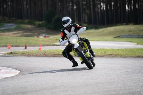 Motorcycle practice leaning into a fast corner on track Foto stock