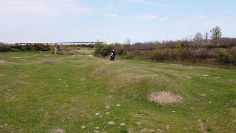 Motorcycle rider on field Vídeo Stock 221001816