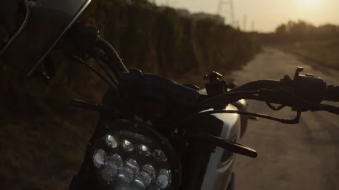 Motorcycle on the off -road in the rays of the sun Video stock 253447726