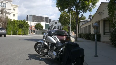 Motorcycle sitting on empty street - Beverly Hills 库存影片 127407831