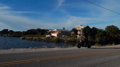 Motorcycle stopping by the ocean Vídeos de archivo 45292603