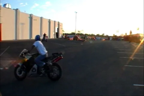 Motorcycle stunter crashes Stockbeeldmateriaal 7751567