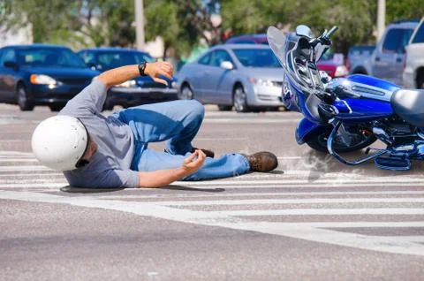 Motorcycle wreck at a busy intersection Foto stock