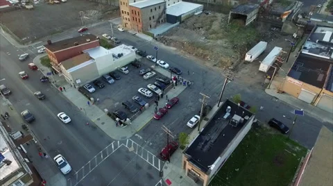 Motorcycles parked at a corner beside a cleared lot Vidéo 63064201