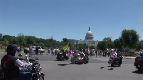 Motorcycles pass by the US capitol building Stock Footage 41295445