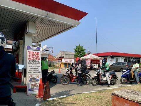 Motorcycles Queue at Pertamina Fuel Station in Jakarta Indonesia Foto stock