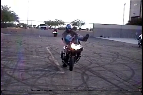 Motorcyclist crashes while attempting stunt Stockbeeldmateriaal 7754263