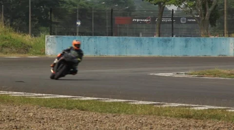 Motorcyclist making a Sharp Turn 库存影片 48921397