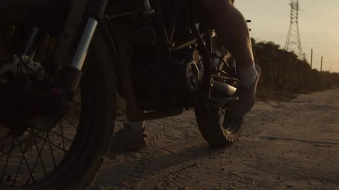 The motorcyclist removes the support of the motorcycle because he is ready to st Video stock 253451367