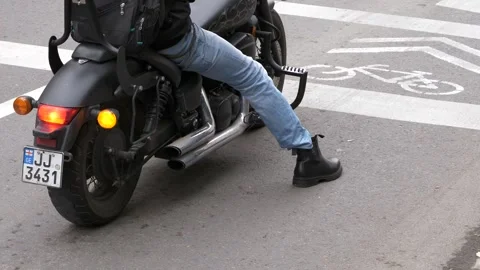 Motorcyclist Waiting at a City Intersection With a Dedicated Bike Lane Vidéo 262662087