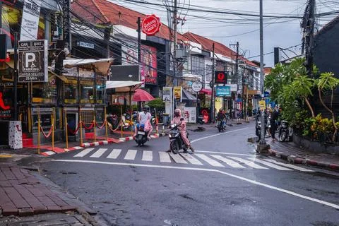 Motorcyclists Navigating a Damp Urban Intersection Stock-Fotos