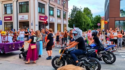 Motorcyclists riding and entertaining crowd during city parade celebration Video stock 339904096