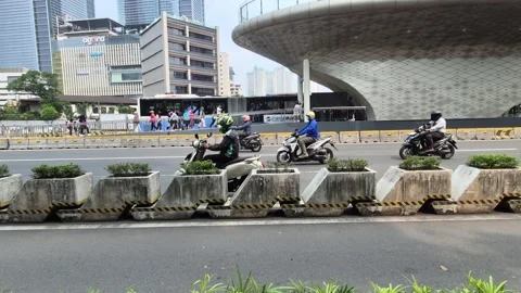 Motorcyclists riding on Thamrin road 库存影片 339307043