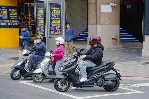 Motorcyclists waiting in two-stage left-turn box at red light, traffic safety Foto stock