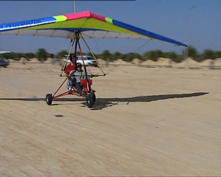 Motorized deltaplane landing 스톡 동영상 20909514