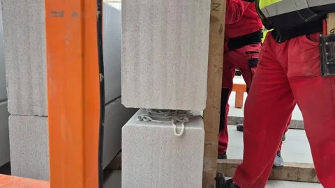 Motorized gantry crane lowering prefab wall bottom view 库存影片 334802679