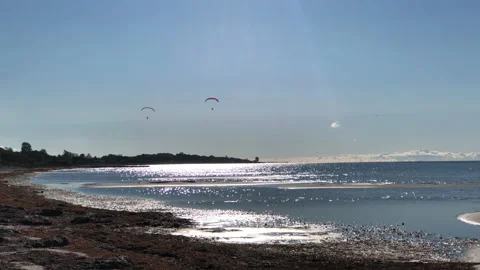 Motorized hang gliders on the beach 動画素材 141938012