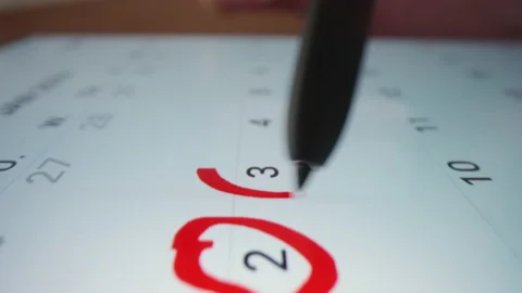 Motorized moving shot of marking days in a smartphone calendar app 스톡 동영상 224851514