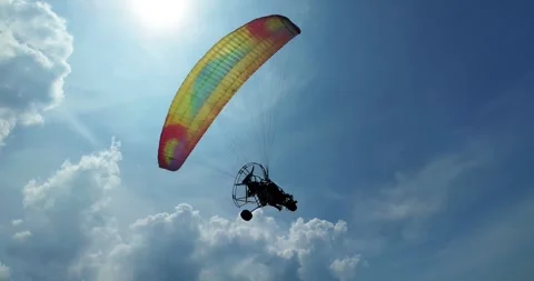 Motorized paraglider flying low over tropical beach at sunrise in Bentota S.. 스톡 동영상 309011968