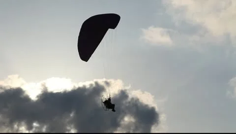 Motorized powered parachute in the sky Видео 10868079