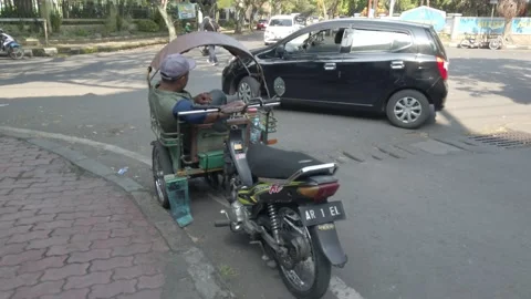 Motorized rickshaw drivers relax on their rickshaws  Stock-Footage 197369390