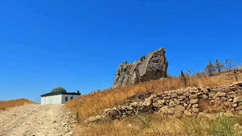 Mount Beshbarmag and small white building with a green dome Stock-Footage 317386842