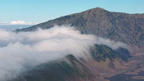 Mount Bromo Hill Clouds Rolling Across Volcanic Ridge 库存影片 346256223
