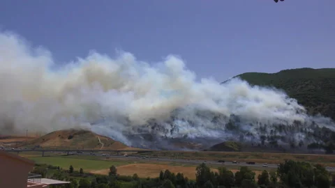 Mount carmel is burning and there is a lot of smoke from the strong wind 스톡 동영상 133545446