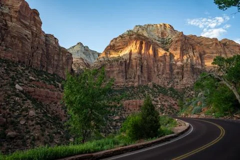 Mount Carmel Road Passes Below A Band Of Light On East Temple 库存照片