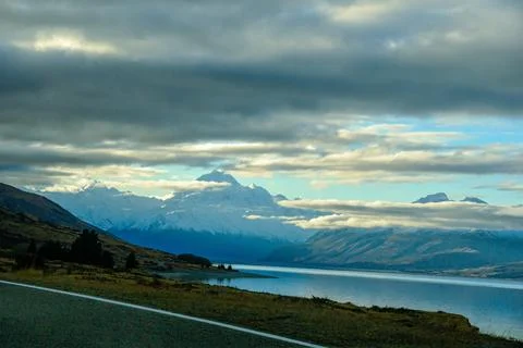 Mount Cook Rises Through Clouds Above Lake Pukaki, New Zealand Stock-Fotos