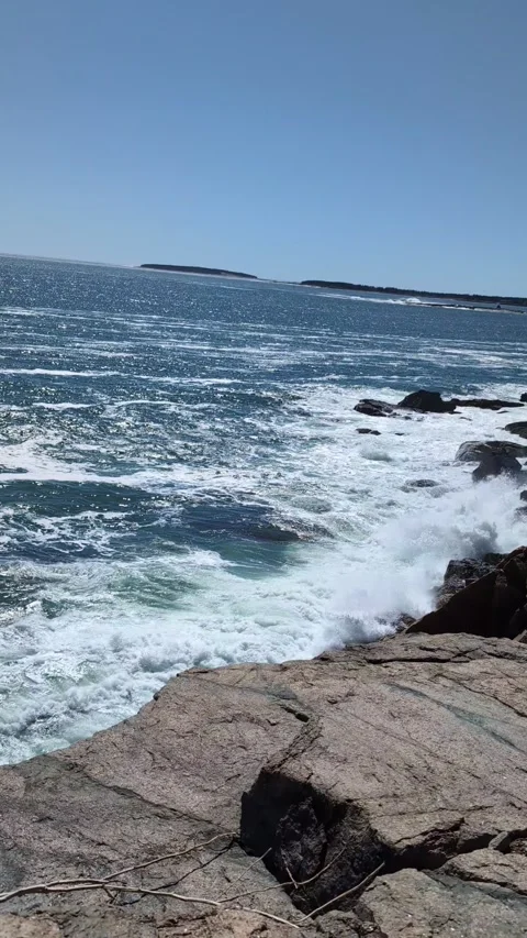 Mount Desert Island Cliffs with surf waves crashing 動画素材 272770556