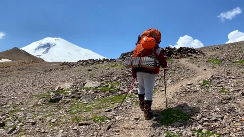 Mount Elbrus. A climber with a large backpack and trekking poles Video stock 135515767
