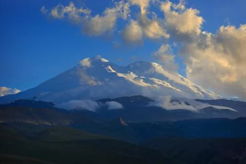 Mount Elbrus during sunset in the rays of the sun. Close-up of a mountain ran Foto stock