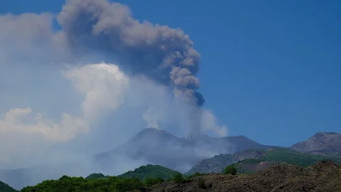Mount Etna eruptive column rises above Sicily during latest eruption Stock-Footage 342230302