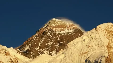 Mount Everest close up panorama with clear blue sky in Nepal side. Chomolun.. Vídeos de archivo 334223708