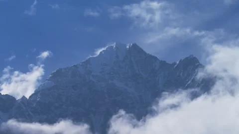 Mount Everest Snow-Covered Summit Rising Clouds with  Himalayan Cloud Cover 動画素材 329969783