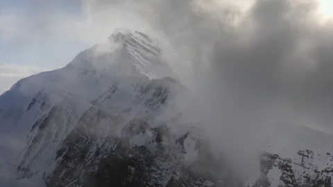 Mount Everest snowy peak with clouds moving Vídeos de archivo 331263418