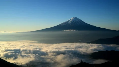 Mount Fuji and the Sea of Clouds 库存影片 332821295