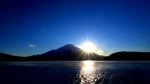 Mount Fuji and the Sunset over Frozen Lake Yamanaka Stockbeeldmateriaal 330730387