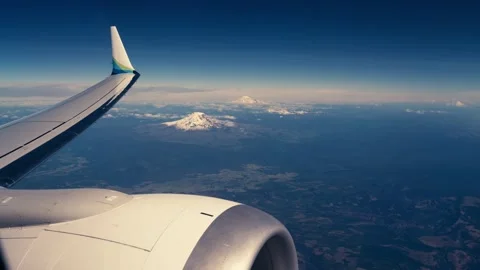 Mount Hood Mount Rainer Mount Adams Mount St Helens from Airplane Window Aerial 库存影片 280702714