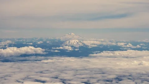 Mount Hood Mount Rainer Mount Adams Mount St Helens from Airplane Window Aerial Vidéo 280702727