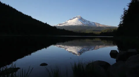 Mount Hood with Water Reflection in Trillium Lake Oregon 스톡 동영상 24757532