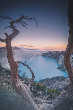 Mount Ijen is a volcano located on the border of Banyuwangi Regency and Bon.. Foto stock