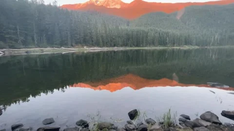 Mount Jefferson glows and reflects in Pamelia Lake Oregon at sunset Stock-Footage 329457631