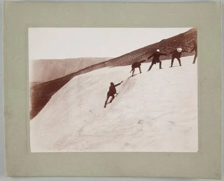 Mount KoÅciuszko a slope with a snowy patch, with a few men on it Kerry C. Fotos de archivo