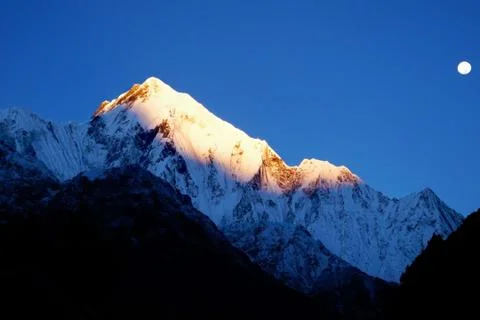 Mount lit by the rays of the rising sun. Sunrise in Himalayan mountains, Nepa Foto stock