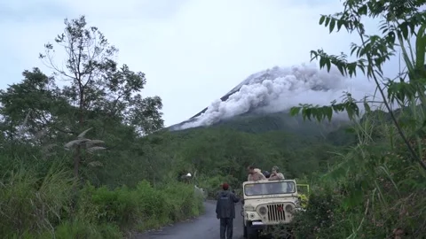 Mount Merapi erupting at sunrise 스톡 동영상 332532314