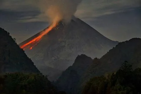 Mount Merapi erupts at night 스톡 사진