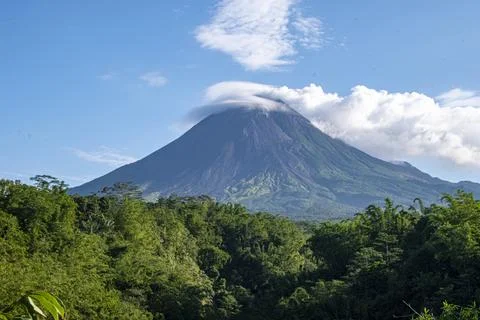 Mount Merapi peak with lenticular clouds Foto stock