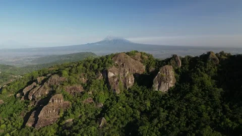 Mount Merapi seen afar from the peak of the Nglanggeran Ancient Volcano Vidéo 347535150